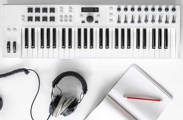 Как выбрать MIDI-клавиатуру для начинающего музыканта