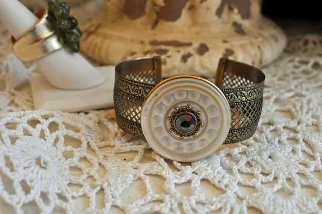 Где купить и как ухаживать за антикварными изделиями