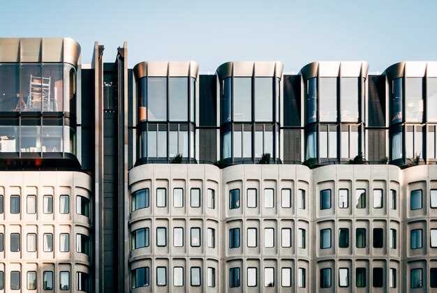 Баланс между эстетикой и практическими требованиями в фасадном дизайне