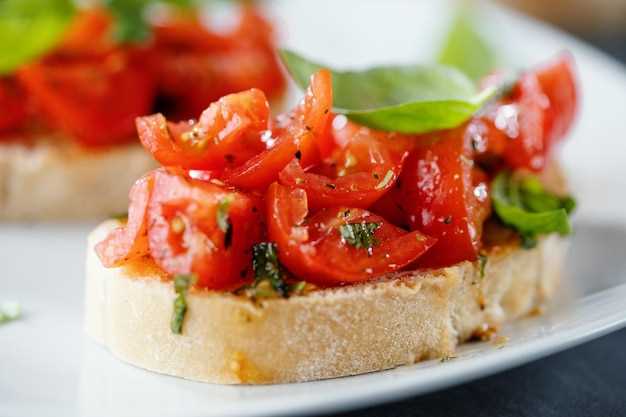 Пошаговый процесс приготовления вкусных брускетт с сыром и базиликом