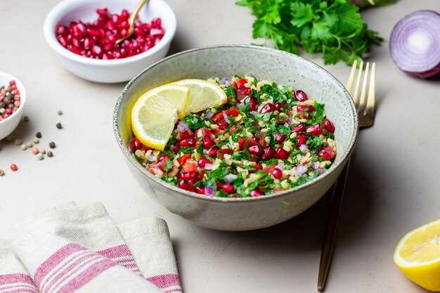 Салат с булгуром, шпинатом и гранатовым соусом