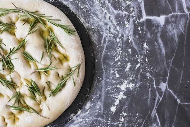 Пошаговый процесс приготовления фокаччи с травами