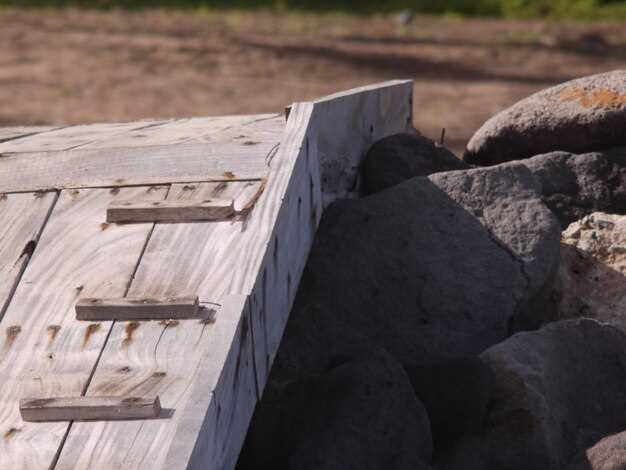 Монтаж опалубки и заливка бетона для основания