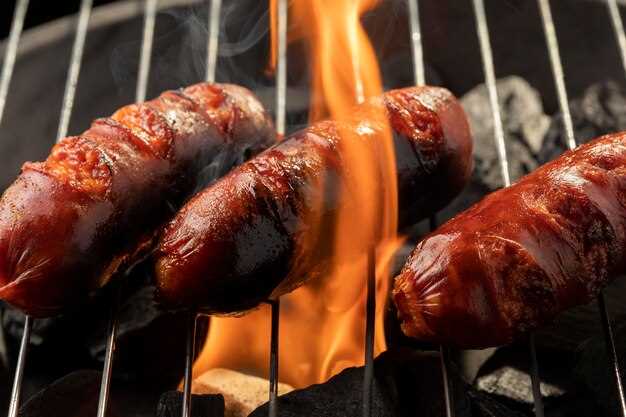 Сервировка и соусы для bratwurst на гриле