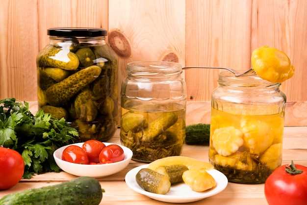 2. Консервированные огурцы с чесноком и пряностями