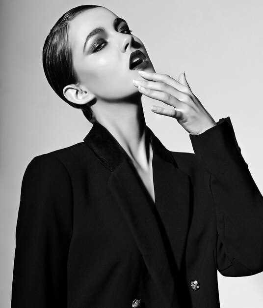 Как выбрать цвет для монохромного макияжа в зависимости от тональности кожи