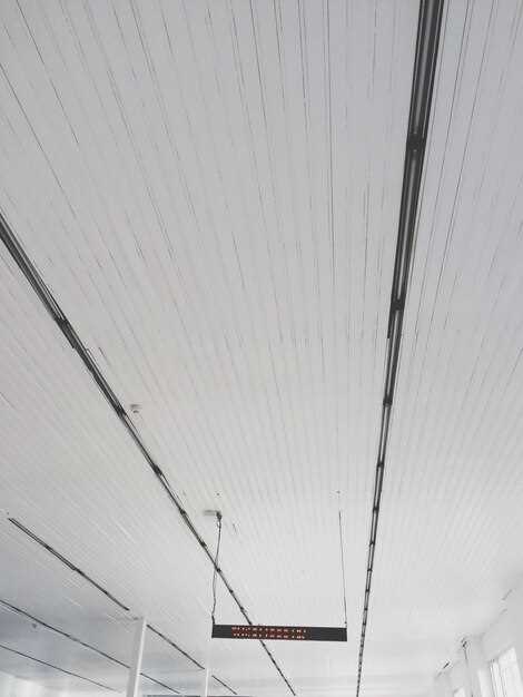 Техника монтажа реечного потолка: пошаговая инструкция