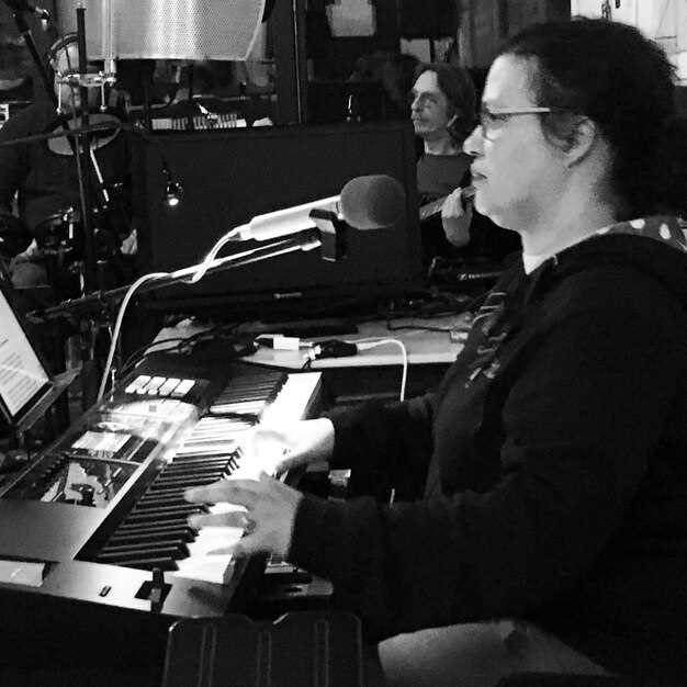 Коммерция и поп-музыка: как они взаимосвязаны?