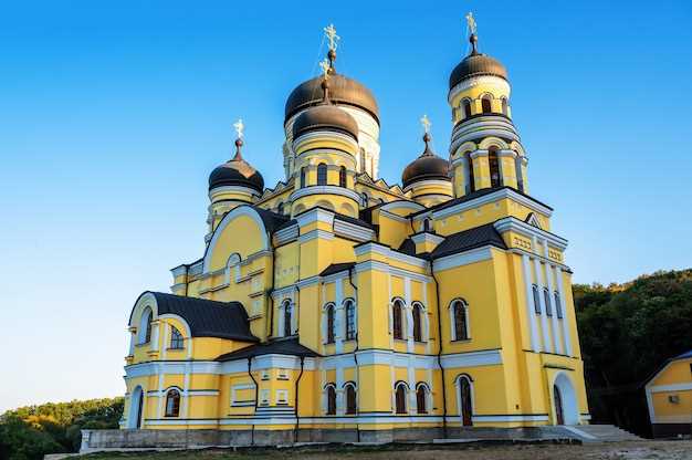 Самые посещаемые храмы России