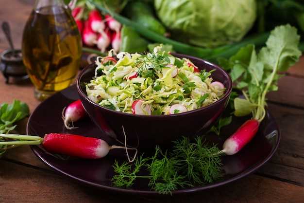 Как приготовить кето-салат с кейлом и яблоком