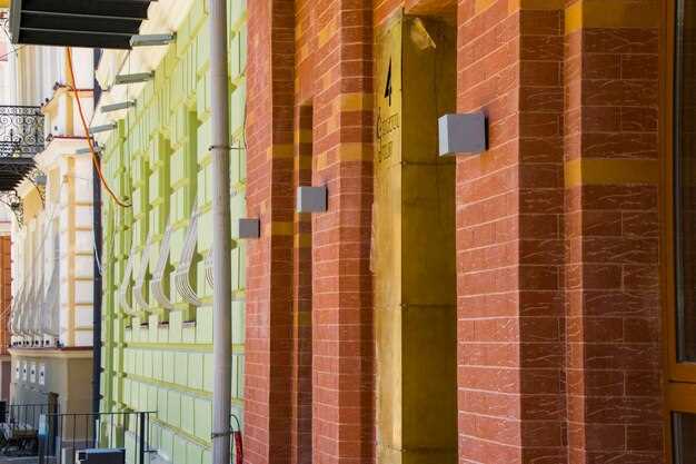 Процесс установки и крепления стеновых панелей на строительной площадке