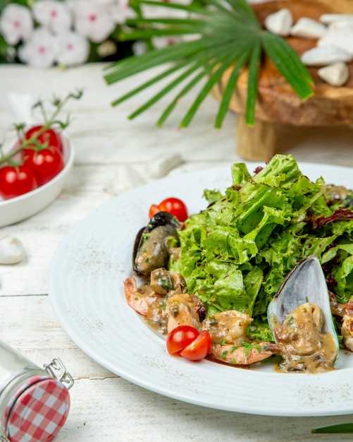 Как приготовить вкусные салаты с креветками и кальмарами на каждый день
