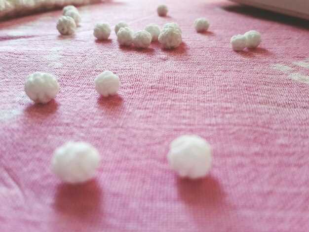 Выбор пряжи и инструментов для вязания объемных подушек-шаров